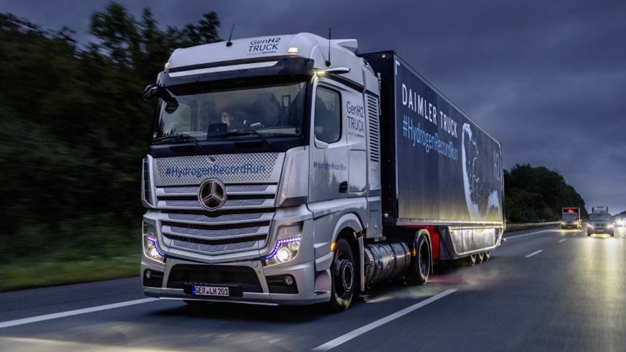 Mercedes-Benz GenH2 kamyon, sıvı hidrojen yakıtıyla tek dolumla 1000 kilometre rekorunu kırdı 