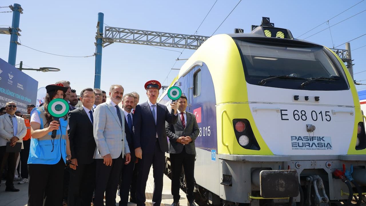 Çin’den Avrupa’ya uzanan Orta Koridor’da düzenli demiryolu taşımacılığı başladı Çin’den Avrupa’ya uzanan Orta Koridor’da düzenli demiryolu taşımacılığı başladı