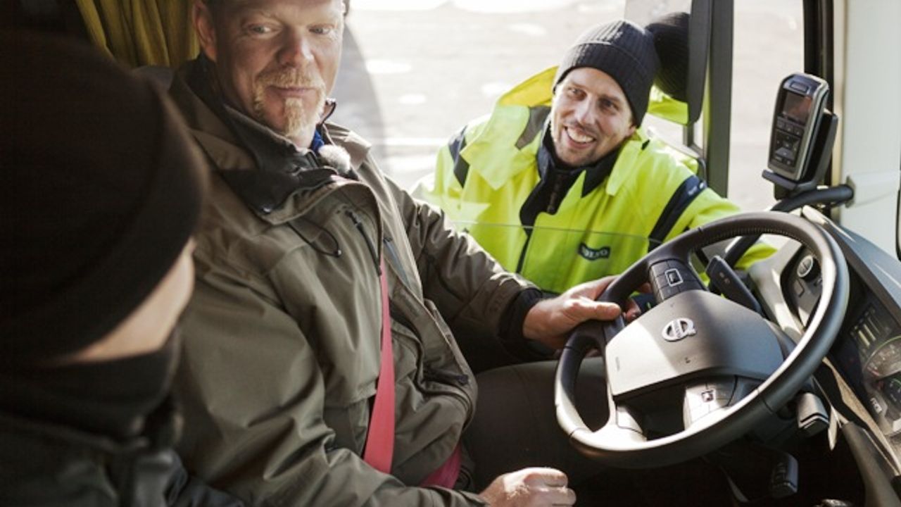 Dünyanın en güçlü adamı 750 tonluk ağırlıkla kalkış yaptı!