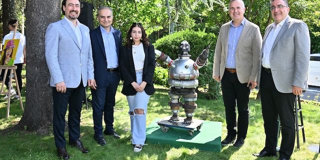 Otobüs atıklarından sanat eserleri yaptılar