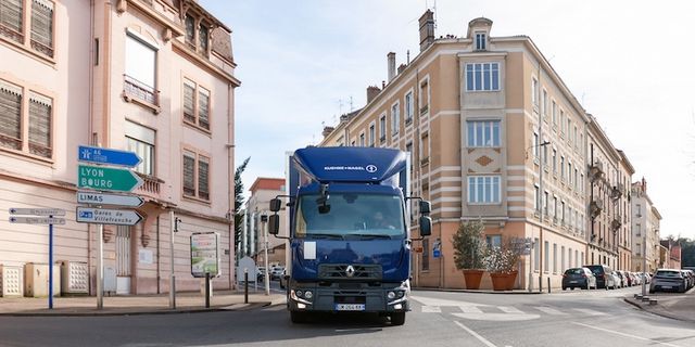 Kuehne+Nagel, daha sürdürülebilir karayolu taşımacılığı için 23 adet Renault Trucks elektrikli kamyon yatırımı yaptı