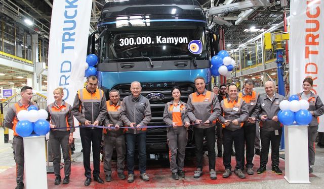 Ford Trucks 300 Bininci Kamyonunu Hattan İndirdi