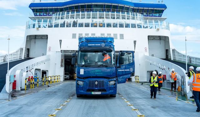 Ağır Hizmet Tipi Elektrikli Kamyon İlk Kez Manş Denizi’ni Feribotla Geçti