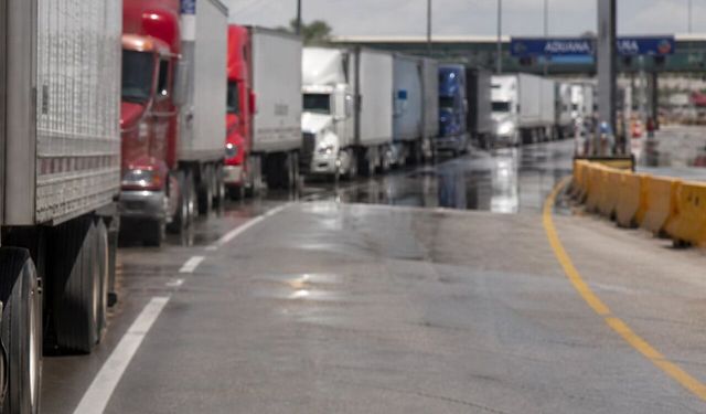 İran ve Nahçıvan geçişlerinde araç kuyrukları uzuyor