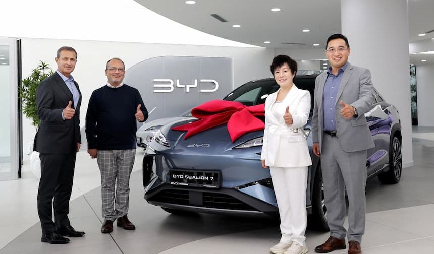 BYD Başkan Yardımcısı Stella Li, Türkiye’de İlk SEALION 7 teslimatını gerçekleştirdi