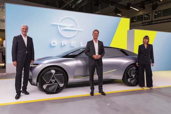 Opel CEO’su Florian Huettl ve Opel Experimental