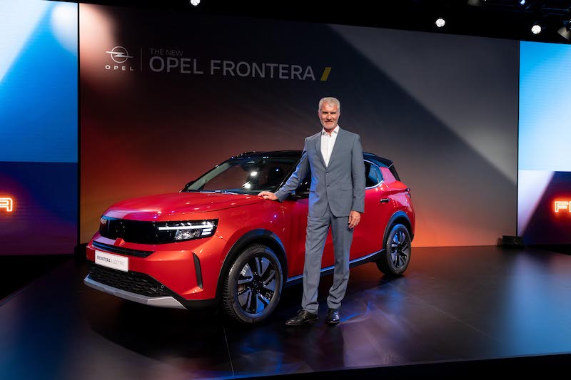 Opel Tasarımdan Sorumlu Başkan Yardımcısı Mark Adams Ve Yeni Opel Frontera.