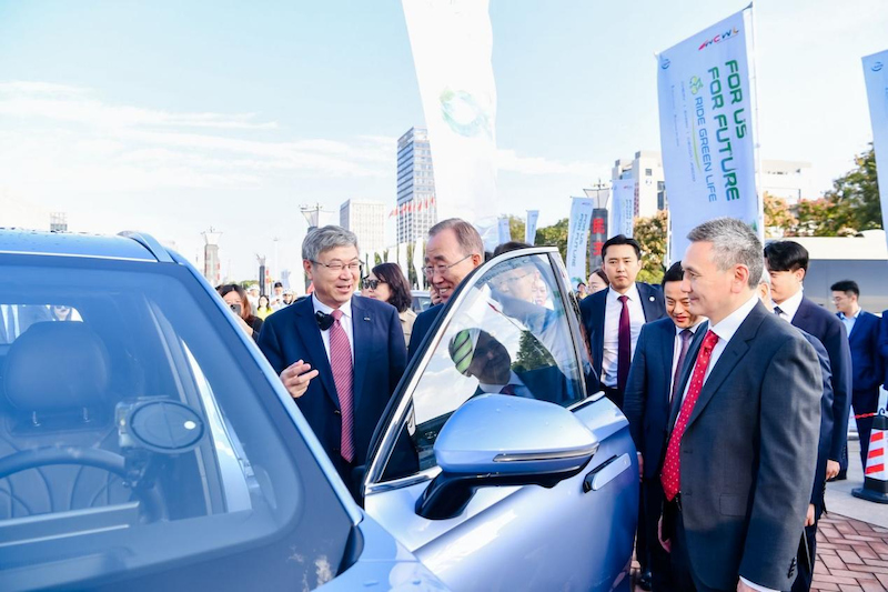 Chery Group Yönetim Kurulu Başkanı Yin Tongyue 8. Birleşmiş Milletler Genel Sekreteri Ban Ki Moon