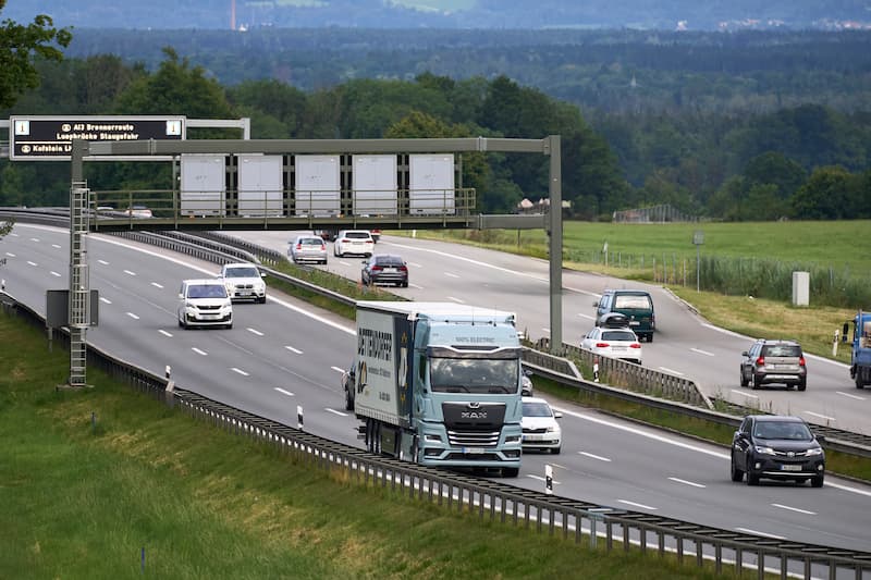 1758728326 Man Brenner Nightride 05