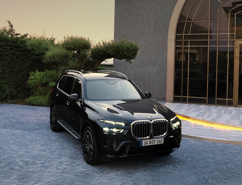 1770535233 B M W X7 1