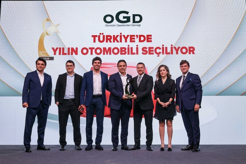 Renault Mai̇s Ekibi Ve Ogd Baskani Odul Alirken
