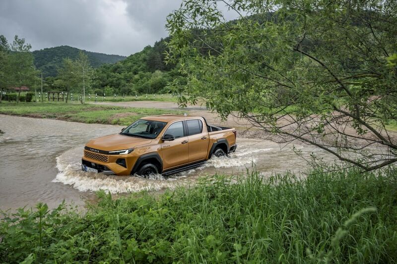 Toyota Hilux Hybrid 48V (2)