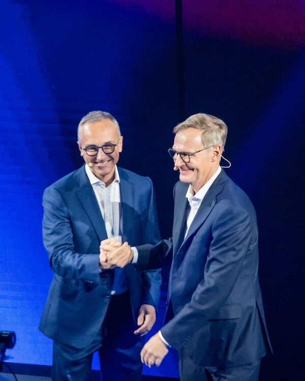 Luca Sra President Truck Business Unit Iveco Group Olof Persson Ceo Iveco Group