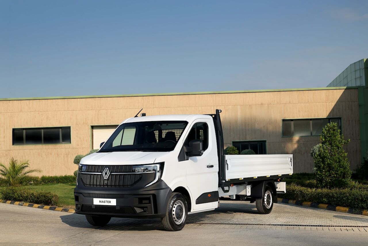 Renault Master minibüs ve açık kasa kamyonetle ürün gamını genişletiyor