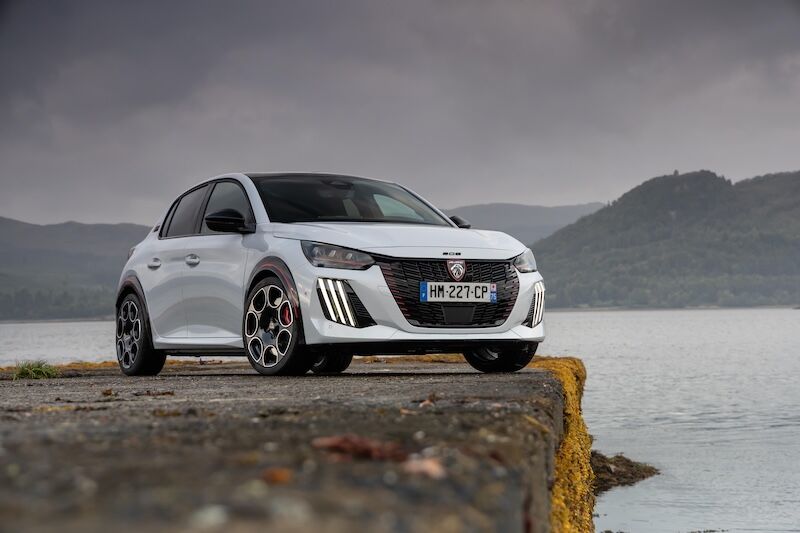 Yeni̇ Peugeot E 208 Gti 2-1