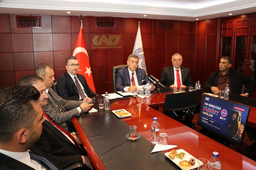 UND'den AB'ye tarihi çağrı: "Kendi yatırımlarınızın yükünü taşıyan TIR'ları kapıdan çevirmeyin"